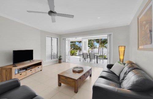Palm Cove Apartment | Amarillo at Island Views—Breezy Waterfront Bliss