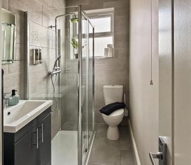 Grantham Apartment | Amaya Five - Newly renovated - Very spacious - Sleeps 6 - Walking distance to town centre - Grantham