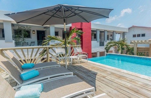 Boegoeroei Apartment | Amazing 2BR 1BA w/Pool~ Close to the Beach ~ BBQ!