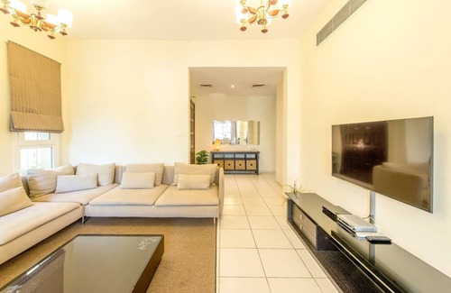 Emirates Hills Villa | Amazing 4 Bed Villa| Private Pool | Stunning Garden | 10 Mins From Dubai Marina