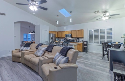 Arrowhead Ranch House | AMAZING: 50+ 7 Day Min, Pvt Htd POOL, Putt Green, Pool Table, Hikers/Bikers/Golfers Oasis