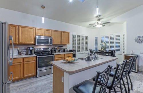 Arrowhead Ranch House | AMAZING: 50+ 7 Day Min, Pvt Htd POOL, Putt Green, Pool Table, Hikers/Bikers/Golfers Oasis