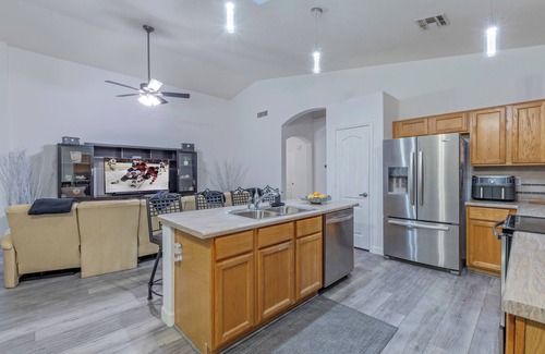 Arrowhead Ranch House | AMAZING: 50+ 7 Day Min, Pvt Htd POOL, Putt Green, Pool Table, Hikers/Bikers/Golfers Oasis