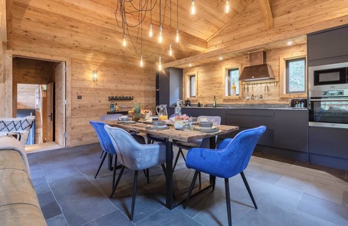 Morillon Ski Chalet | Amazing 7 Bedroom Chalet with Hot Tub, nr Skiing