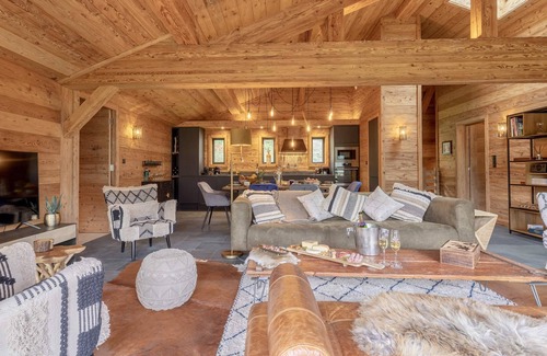 Morillon Ski Chalet | Amazing 7 Bedroom Chalet with Hot Tub, nr Skiing