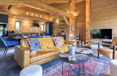 Morillon Ski Chalet | Amazing 7 Bedroom Chalet with Hot Tub, nr Skiing