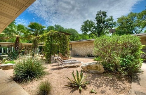 Tarrytown House | Amazing and centrally located summer oasis with a Mid-century modern feel