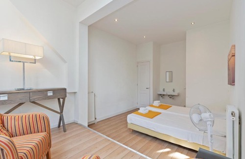 Oude Pijp Apartment | Amazing Canal View Apartment Next To Albert Cuyp Market