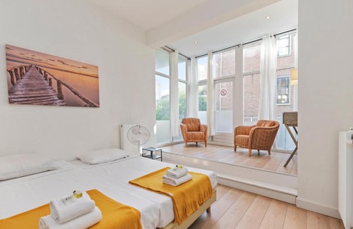 Oude Pijp Apartment | Amazing Canal View Apartment Next To Albert Cuyp Market