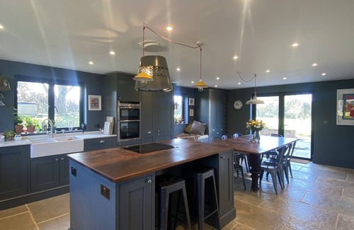 Upper Dicker Cottage | Amazing find! Elm Tree sleeps 10, hot tub & sauna. Near glyndbourne & lewes