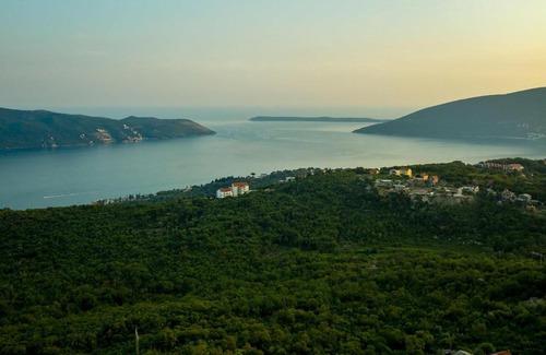 Herceg Novi House | Amazing home in Herceg Novi with 4 Bedrooms, Sauna and WiFi