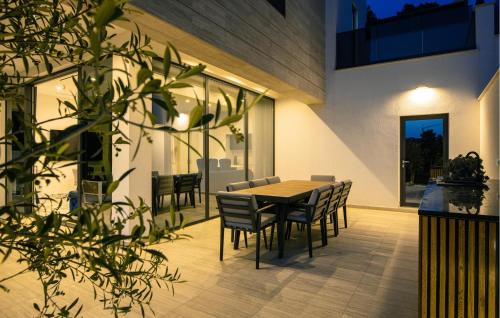 Komarna House | Amazing Home In Komarna
