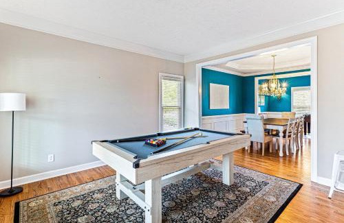 Terry Sanford House | Amazing Home w/Huge Pool, Game Tables, Movie room, and More!