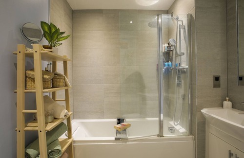 Barking Apartment | Amazing London City Views and Transport Links
