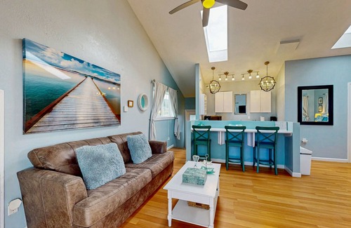 Fort Bragg House | Amazing oceanfront home & guesthouse w/hot tub, beach access & decks - 2 dogs OK