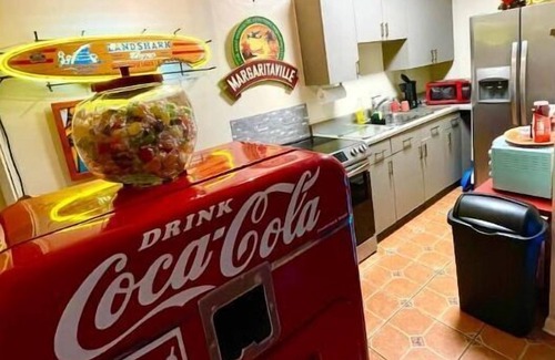 Southside Apartment | Amazing Palm Beach RETRO Hot Tub Pool Arcade Tropical Home