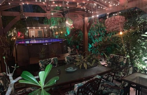 Southside Apartment | Amazing Palm Beach RETRO Hot Tub Pool Arcade Tropical Home