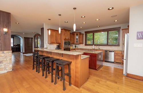 Macon House | AMAZING PANORAMIC LAKE GASTON VIEWS IN THIS EXECUTIVE 6 BEDROOM HOME