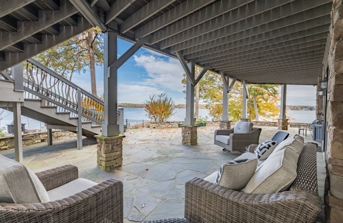 Macon House | AMAZING PANORAMIC LAKE GASTON VIEWS IN THIS EXECUTIVE 6 BEDROOM HOME