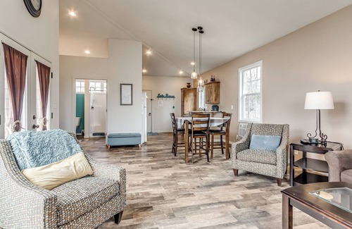 Longtown Cabin | Amazing Patio with Popular Beach View. Chill & Grill from the Treetops.