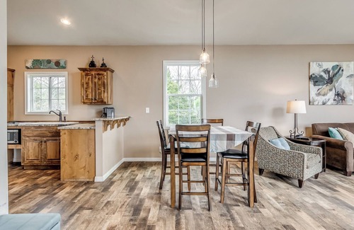 Longtown Cabin | Amazing Patio with Popular Beach View. Chill & Grill from the Treetops.