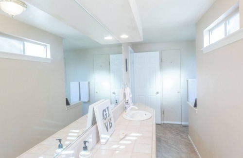 Squaw Valley Apartment | Amazing place! Near Kings/Sequoia/WiFi/Fridge/Coffee/Microwave/Outdoor Seating!