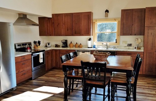 Franklin House | Amazing RIVERFRONT Cabin.