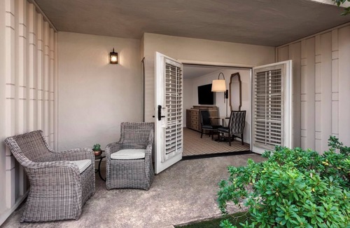 Rancho Bernardo Hotel | Amazing San Diego Getaway | Room with Private Patio Ready for Family Stay
