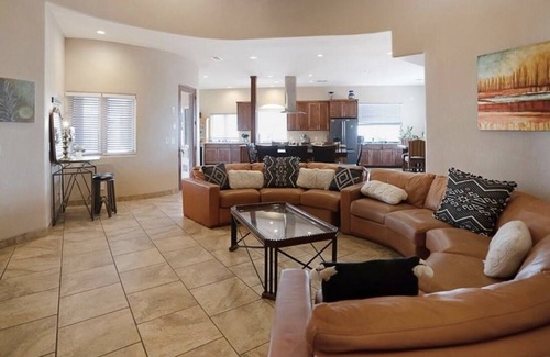 Los Lunas House | Amazing Upscale home with the Best views! 20 minutes to airport. Awesome swimspa