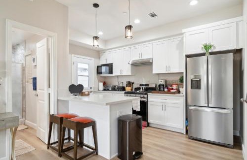 Midway City House | Amazing Value with High Comfort, 14 Guests for 4BR by Disneyland, Beaches, Rodeo 39 & More