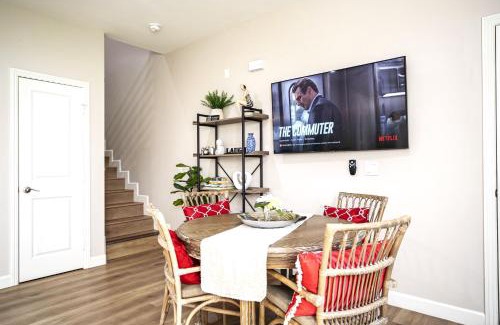 Midway City House | Amazing Value with High Comfort, 14 Guests for 4BR by Disneyland, Beaches, Rodeo 39 & More