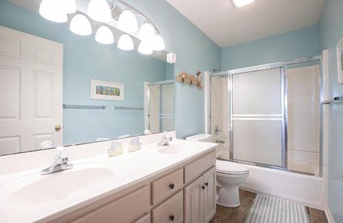 Kaiser House | Amazing Views from Balcony, Loft & Gated Pool