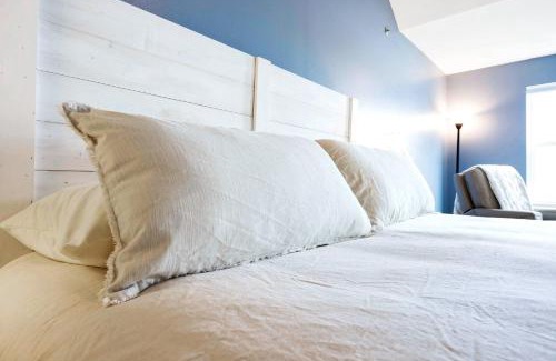 Kaiser House | Amazing Views from Balcony, Loft & Gated Pool