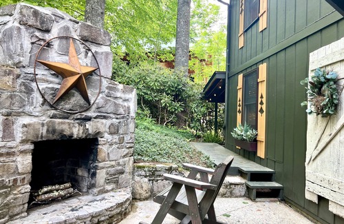 Newland Cabin | Amazing Whimsical Mtn Cabin! Pet Friendly, Hot Tub, Fireplace, Winery, Skiing