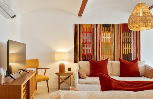 Estremoz House | Amber and Rust Estremoz City House