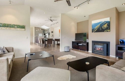 Lower Shotover House | Amberley Retreat | Tranquil retreat | Mountain views | Alpine Paradise