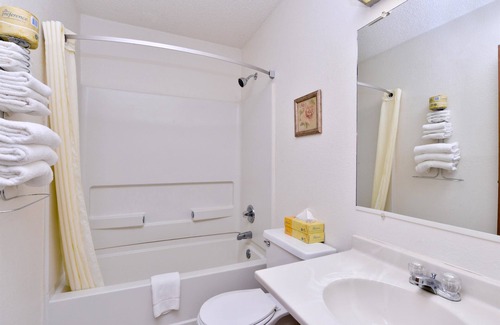 International Falls Hotel | Americas Best Value Inn & Suites International Falls