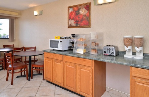 Moon Township Hotel | Americas Best Value Inn Pittsburgh Airport