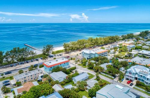 Bradenton Beach House | Ami Lighthouse Cottage-One Minute Walk To The Beach-Keyless Locks