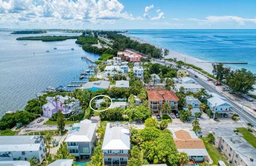 Bradenton Beach House | Ami Lighthouse Cottage-One Minute Walk To The Beach-Keyless Locks