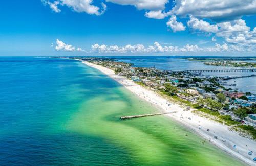 Bradenton Beach House | Ami Lighthouse Cottage-One Minute Walk To The Beach-Keyless Locks