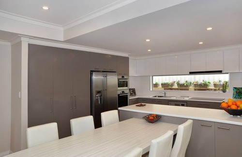 Albany House | Amity View - Perfect Location Albany