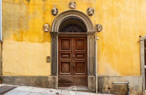 Historic Castle District House | Amo Castle Rooms - Suite Grey