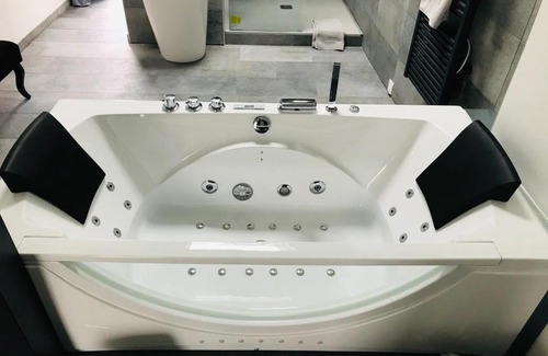 Les Sorinieres House | AMO'HOTE Suite élégance & Spa