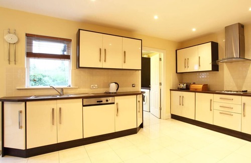 Kenmare House | An ardmullen 3 bed walnut that sleeps 6 guests in 3 bedrooms
