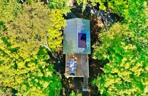 Alexandria Cabin | Anastasia’s Domain 3 Treehouse, Farm stay, off grid cabin in a beautiful forest!