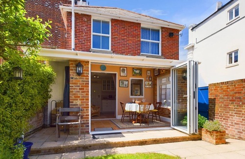Ryde House | Anchor Down Close to the Beach Cafes and Restaurants