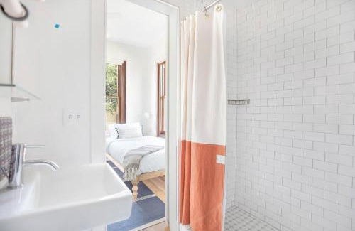 Yamacraw Village House | Annabelle 2D Downtown 2 BR 2BA near City Market