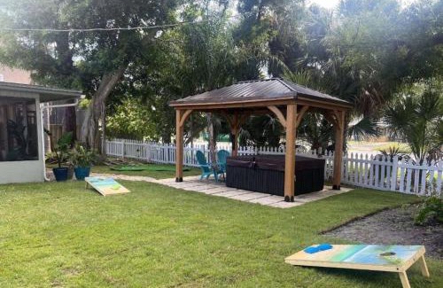 Arlington Park House | Annie's Escape - 5 mins to Downtown - HotTub