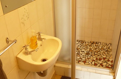 Grahamstown House | Antique Silk Self Catering Unit